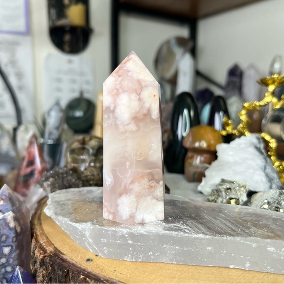 Carnelian flower agate tower (3.4” tall) - Picture 5 of 6